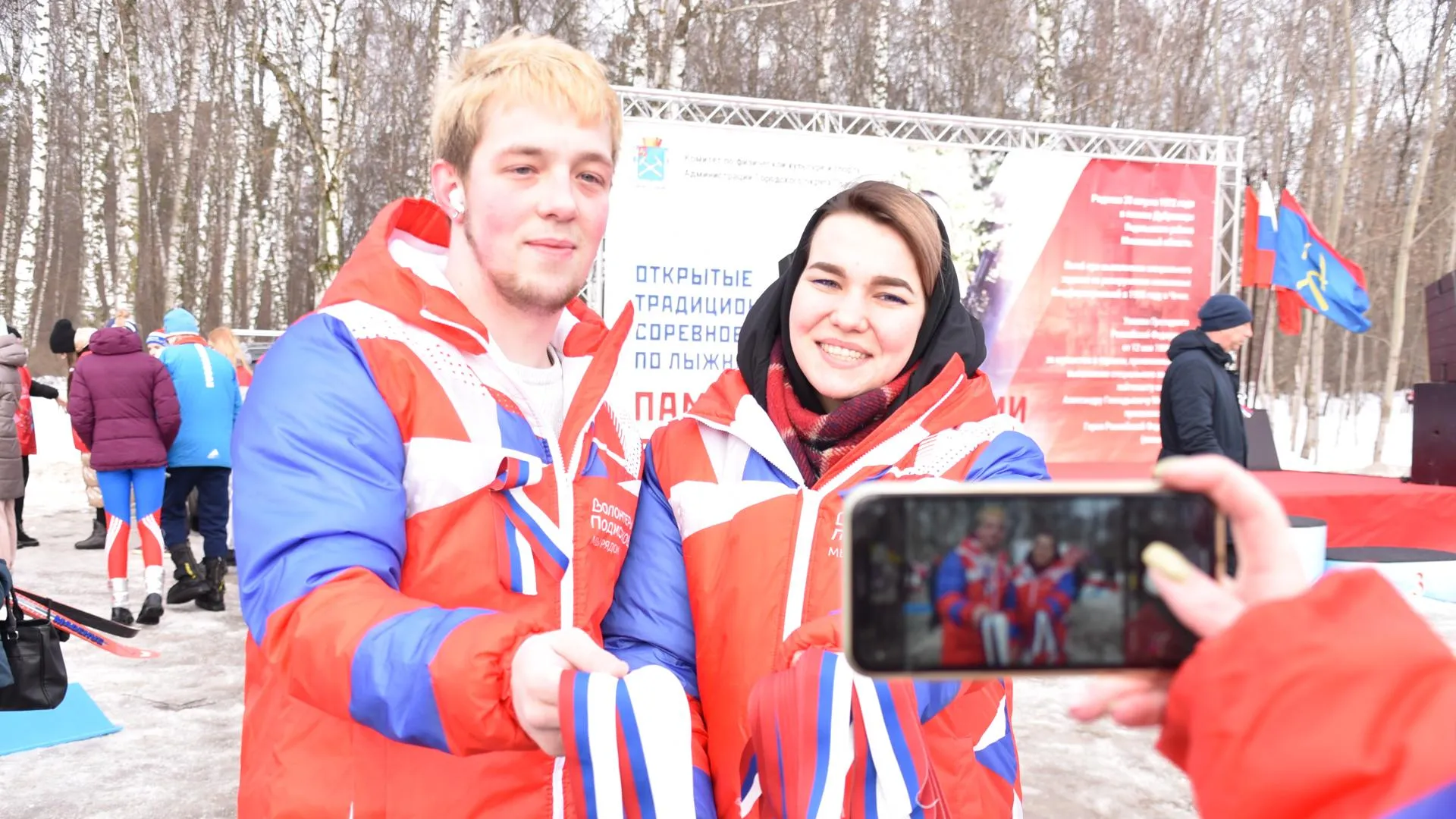 Около 500 человек приняли участие в акции поддержки лыжника Большунова в  Подольске | РИАМО в Подольске