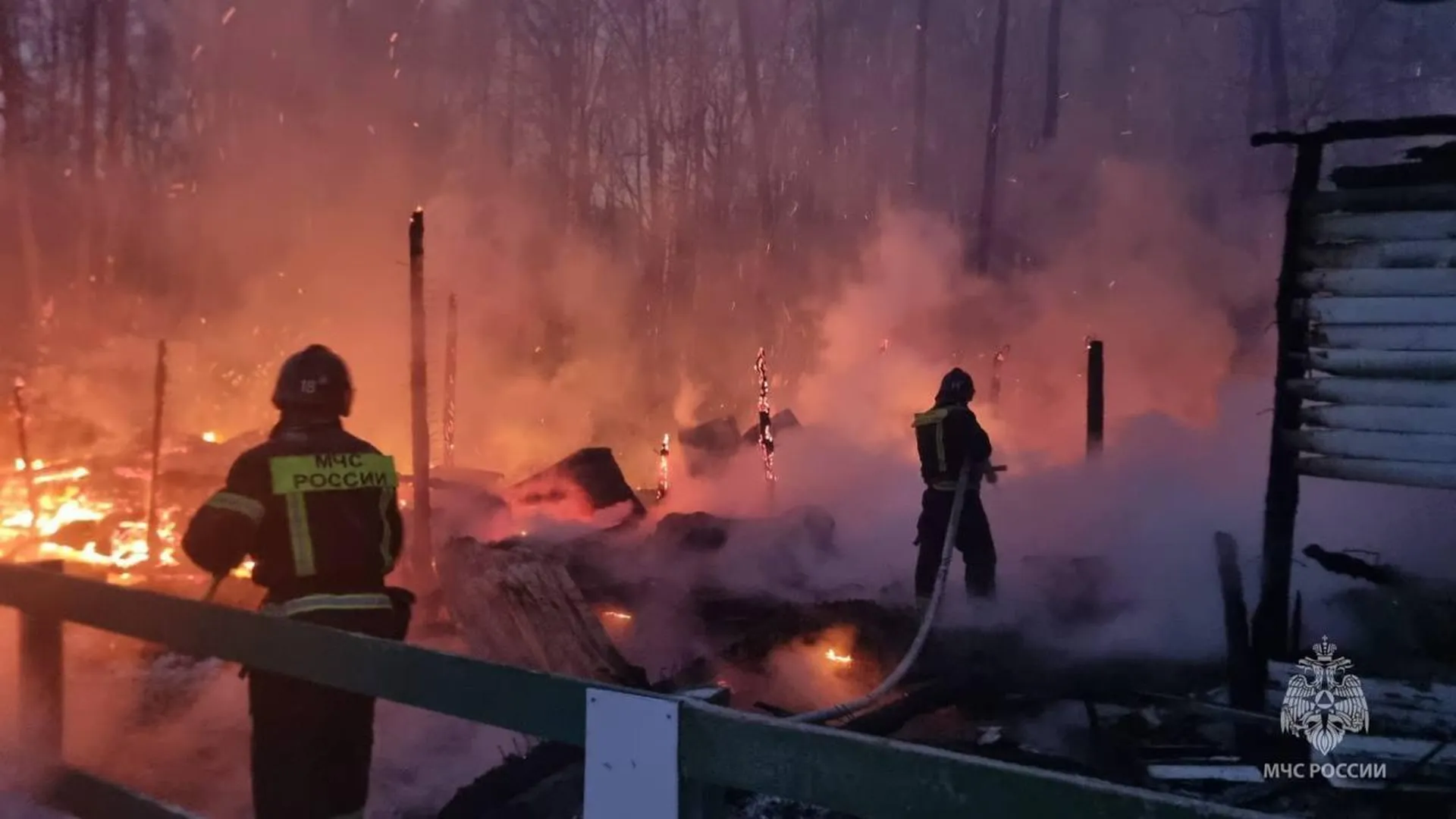 МЧС: конюшня сгорела на востоке Москвы
