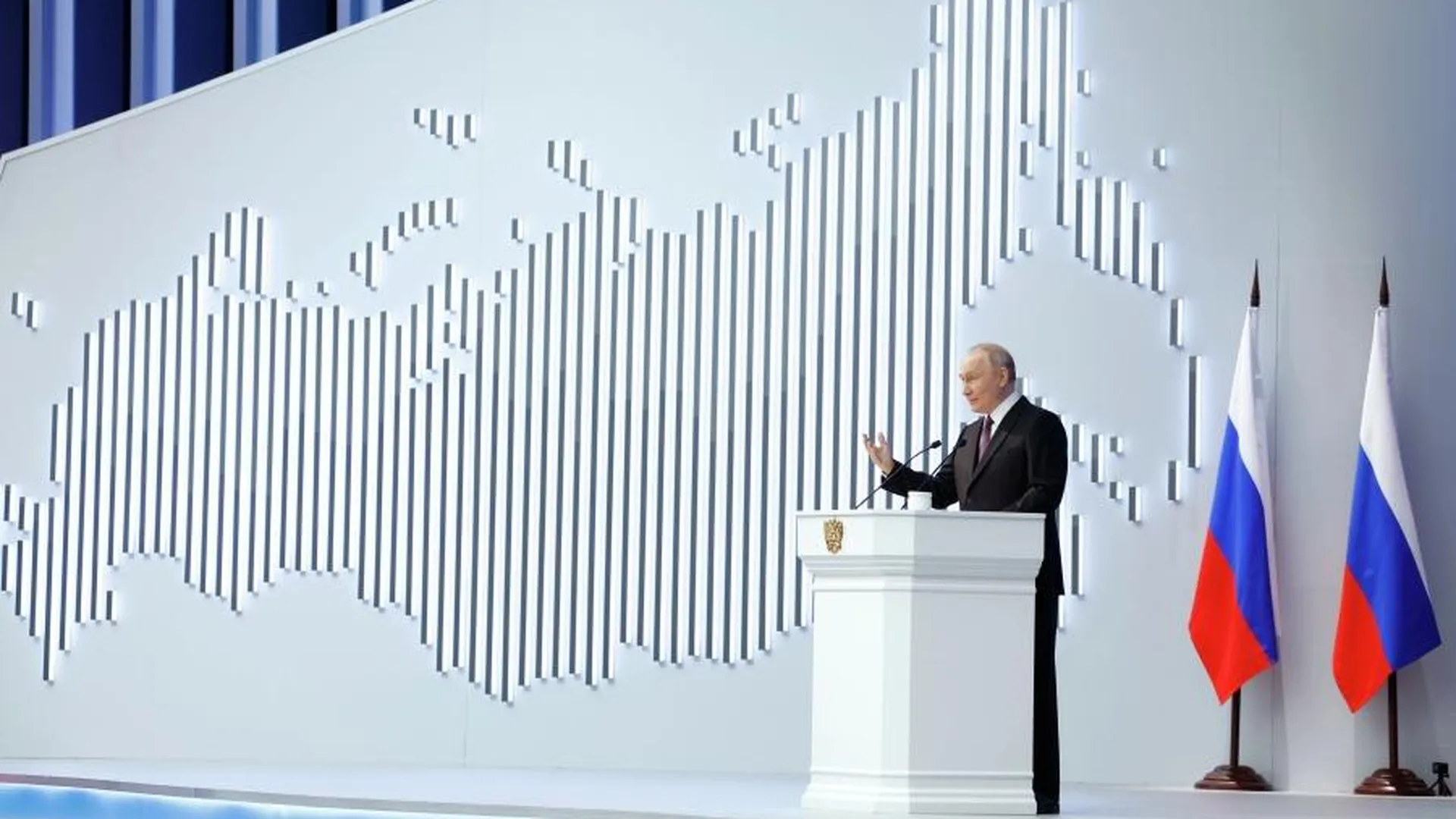 Политолог Лунев: более 80% послания Путина ФС посвящено внутренним вопросам
