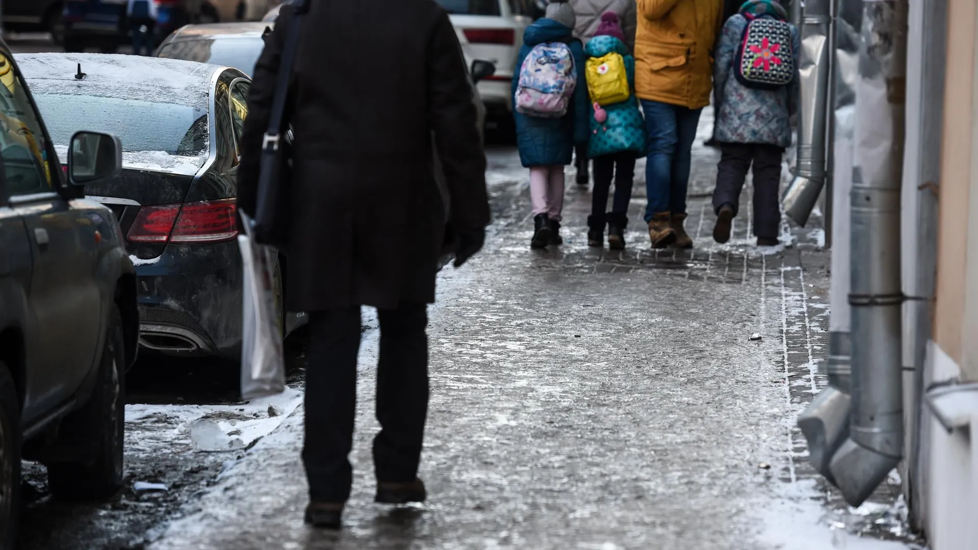 «Желтый» уровень опасности погоды продлили в Московском регионе из‑за гололедицы