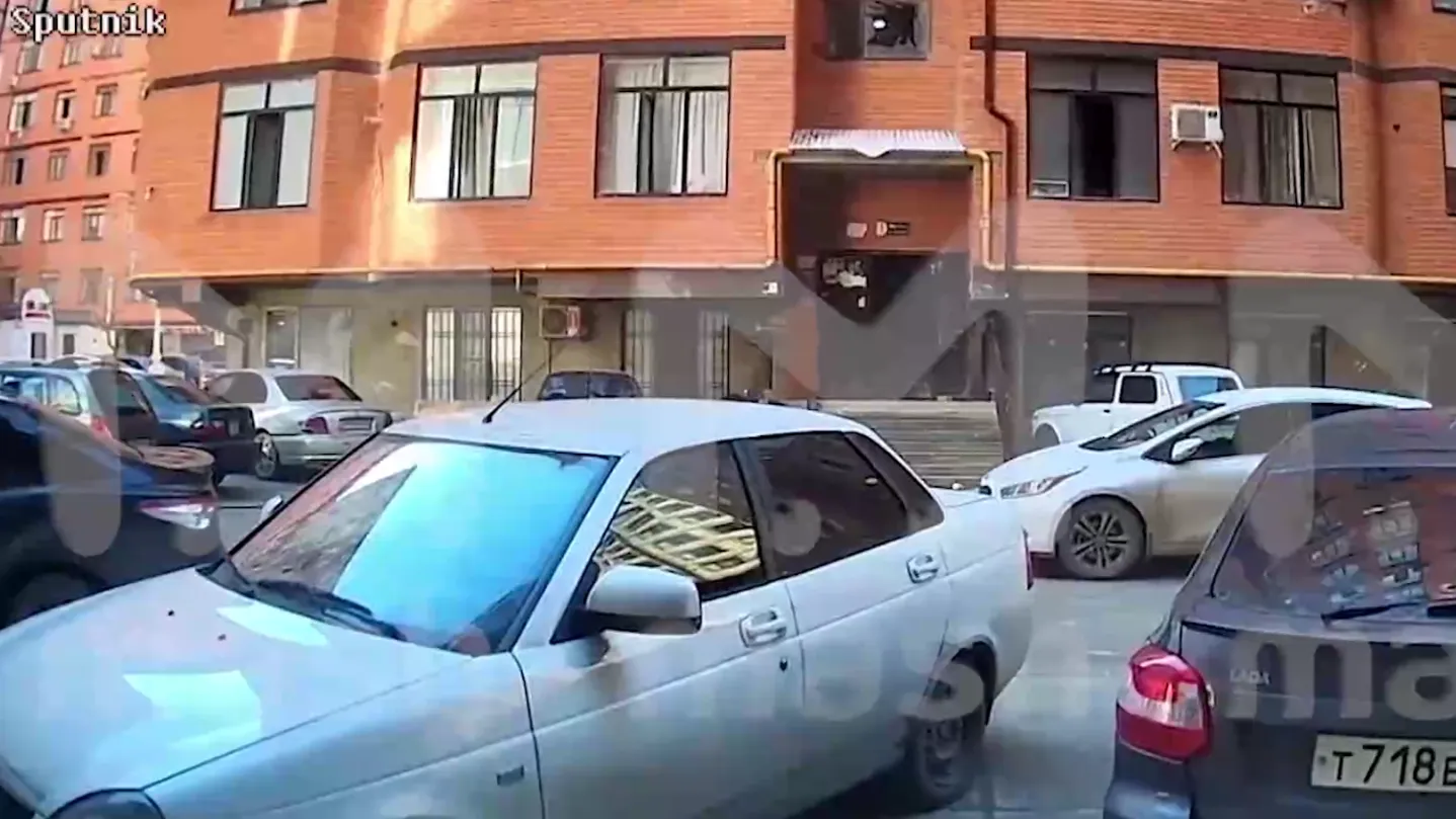 Выбило окна, осыпался фасад: взрыв газа в многоэтажке Махачкалы попал на видео