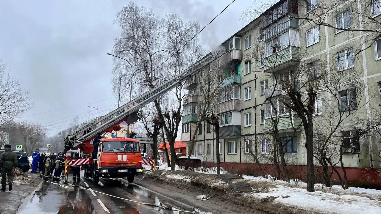 Сотрудники МЧС локализовали крупный пожар в подмосковном Серпухове | РИАМО