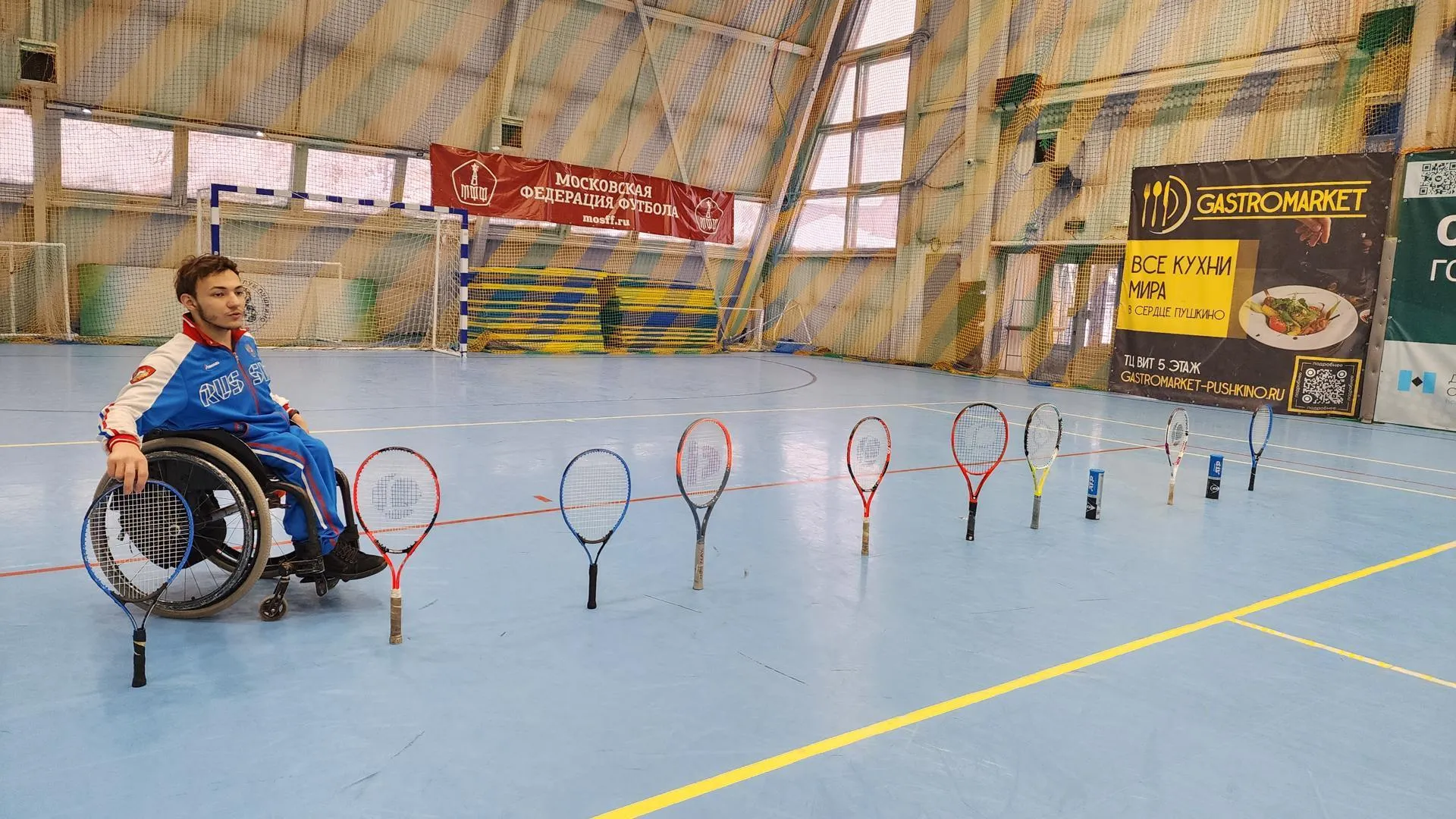 Чемпион РФ по теннису рассказал о тренировках для детей‑инвалидов в Подмосковье