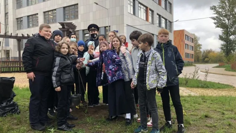 Полицейские Балашихи высадили клены на территории гимназии в рамках акции