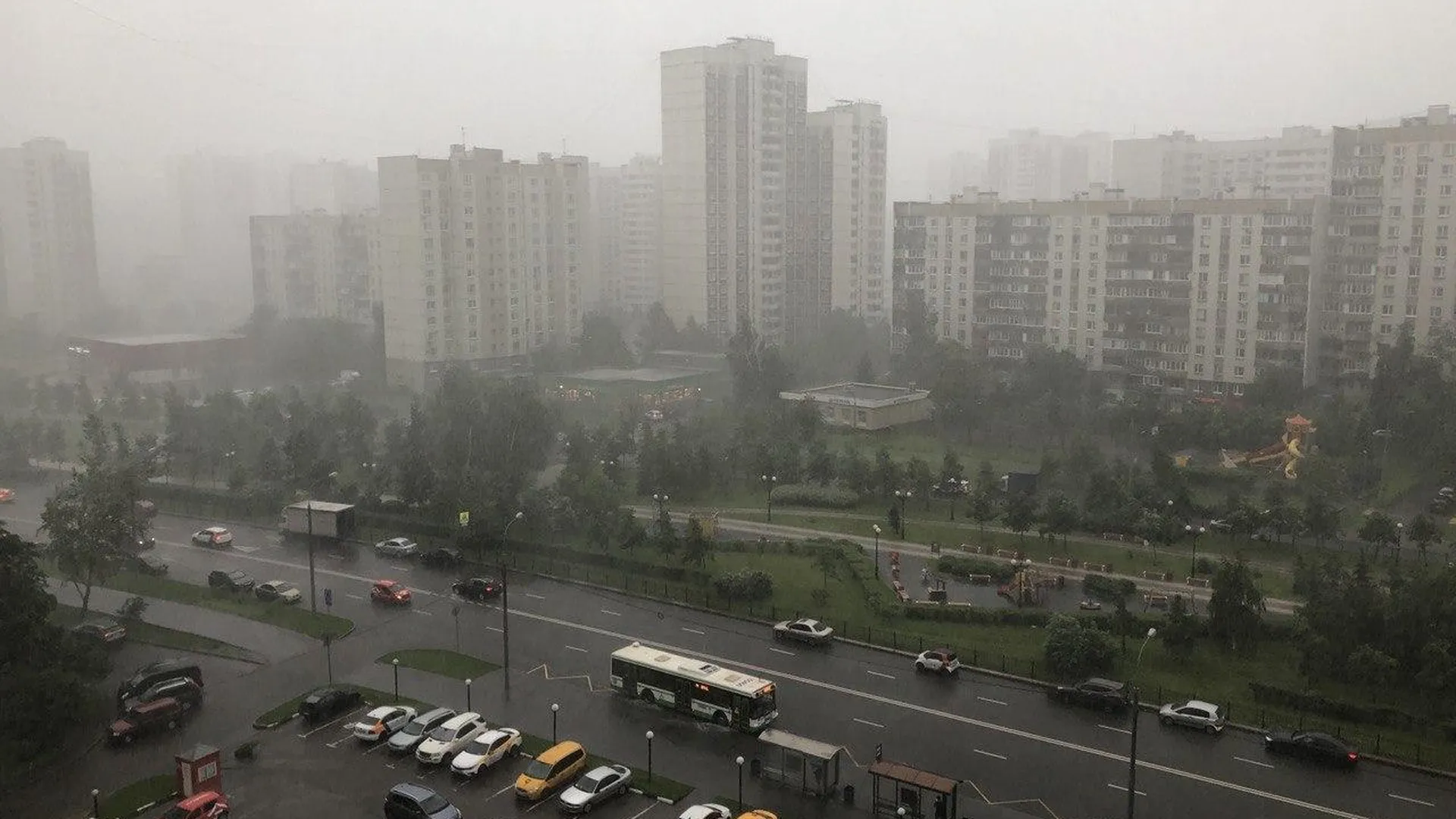 Пасмурное лето в городе. Москва под дождем. Дождь в городе. Дождь на западе москвы. Ливень с грозой.