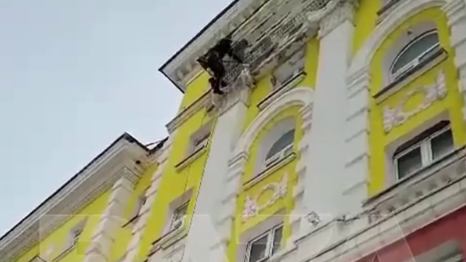 Промышленный альпинист сорвался вниз со здания в Норильске