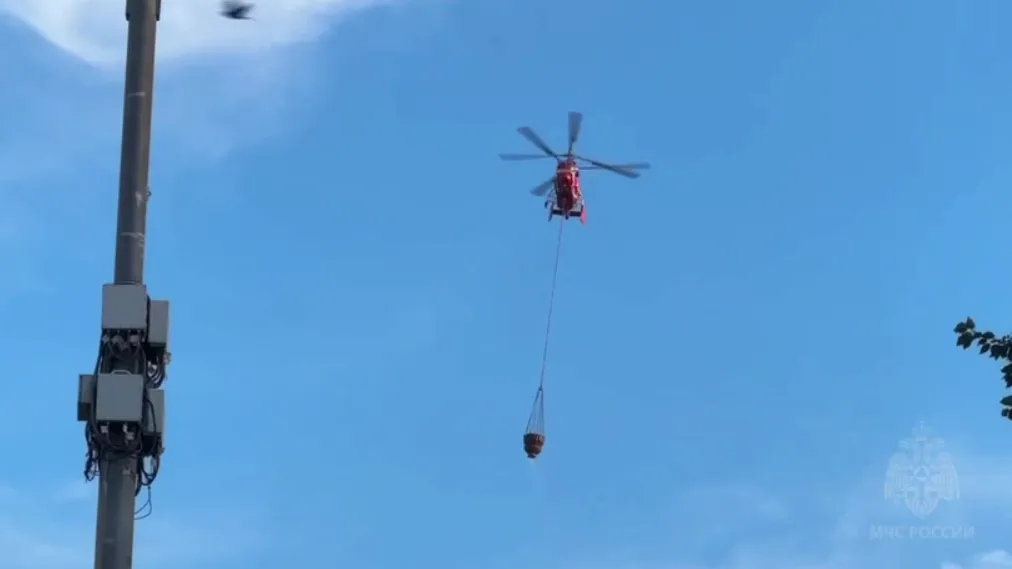 Вертолет тушит пожар на 700 кв м в Центре цифровизации образования Москвы