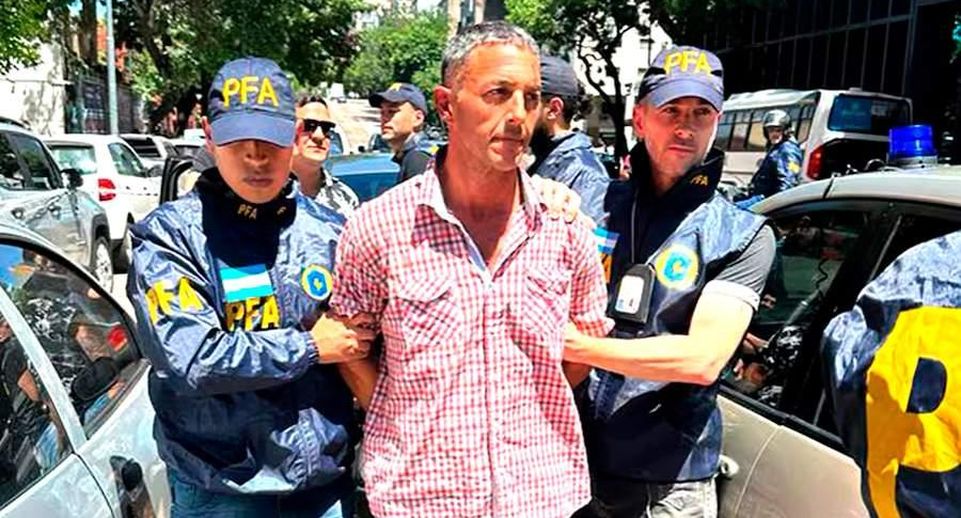 В Аргентине на 3,5 года осудили мужчину, бросившего бутылку в президента Милея