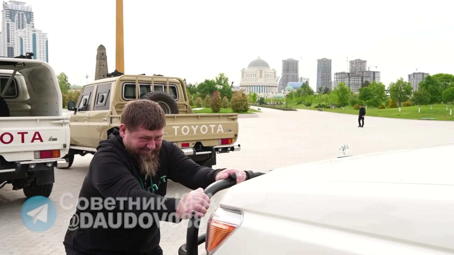Даудов опубликовал видео, как глава Чечни Кадыров тянет внедорожник Toyota