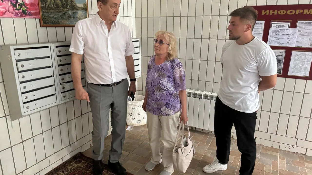 Депутат Мособлдумы Керселян осмотрел новые лифты в одном из домов Королева