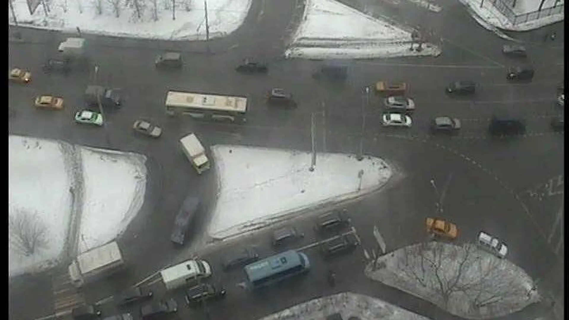 Течь воды на дороге в районе Марьина Роща в Москве произошла из‑за  незаконного подключения | РИАМО