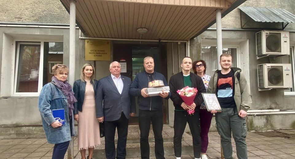 Активисты «Единой России» поздравили семью почетного донора России в Наро-Фоминске