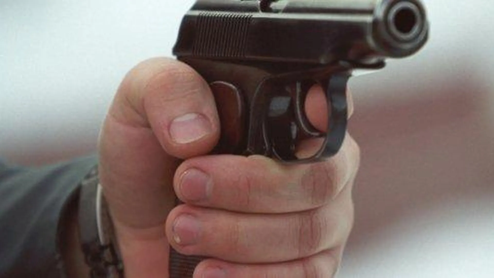Мужчина пригрозил пистолетом школьникам, заявив права на скамейку в Химках