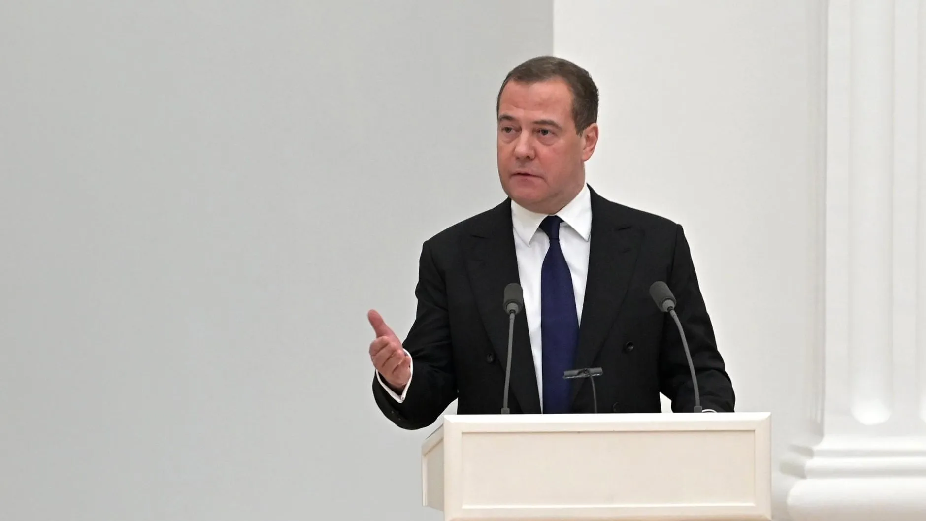 Медведев пожелал здоровья вышедшему из президентской гонки Байдену
