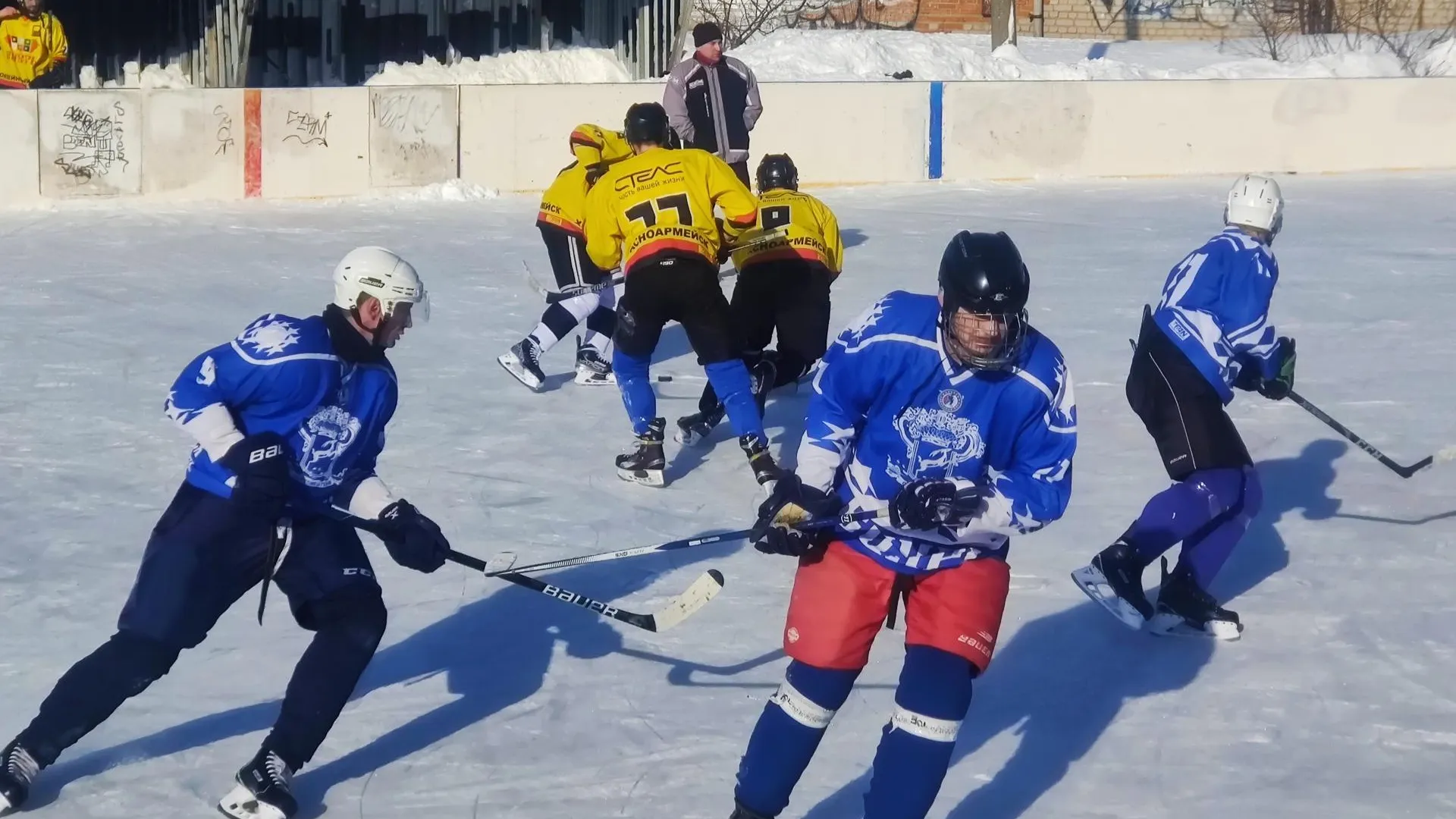 Финалисты первого турнира «Ночной хоккейной лиги» из Красноармейска вышли на лед