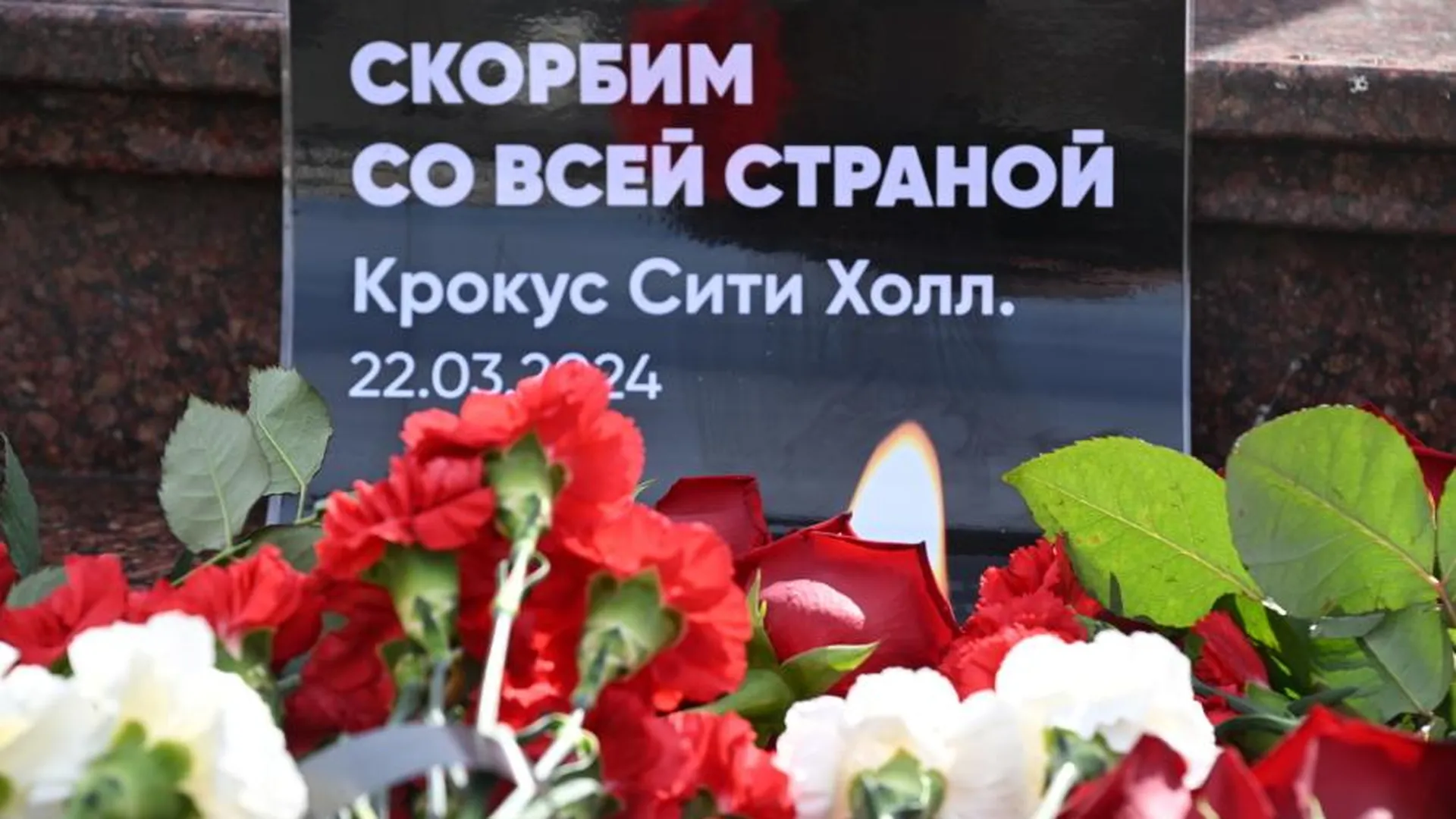 Люди по всему миру скорбят и несут цветы из‑за теракта в Crocus City Hall