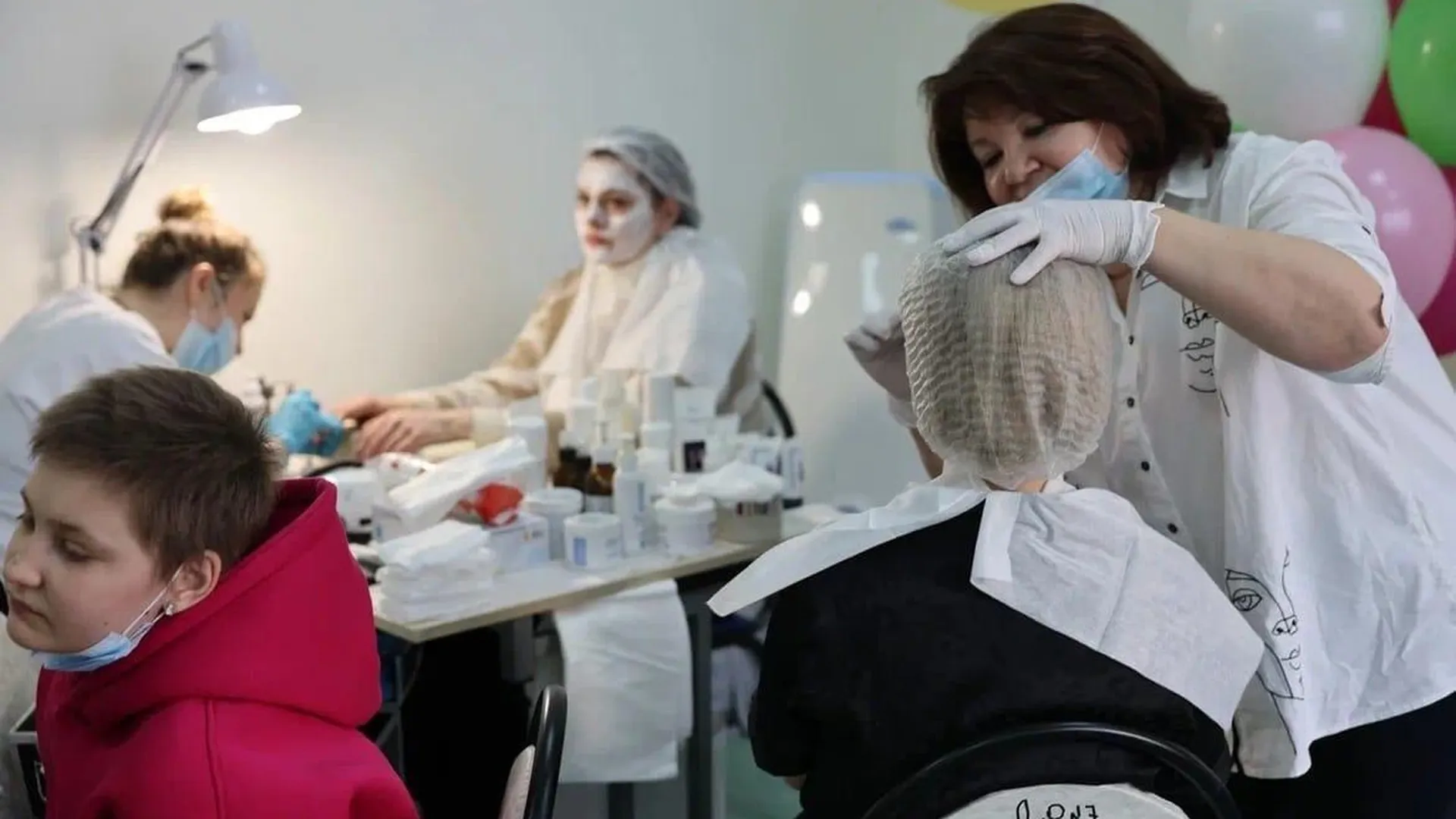 Волонтеры организовали день красоты для мам маленьких пациентов онкодиспансера Подмосковья