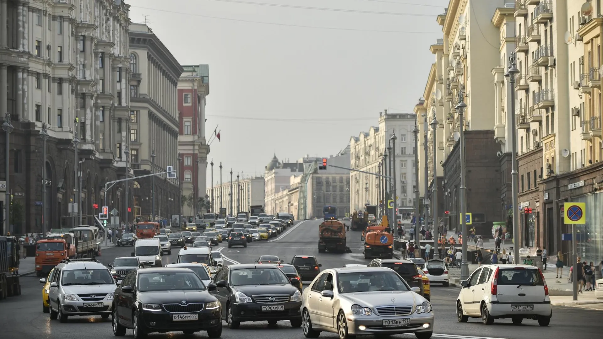 Машин в центре Москвы стало на четверть меньше благодаря платным парковкам  | РИАМО