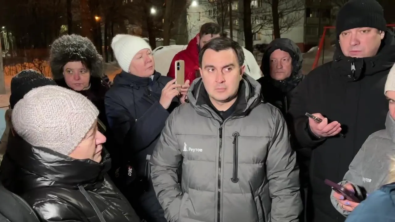 Дорожные зеркала на выезде из дворов установили на Комсомольской улице Реутова