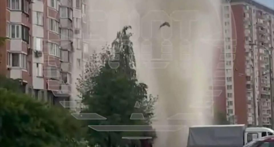 SHOT: в Марьино столб воды вырвался из-под земли и достиг высоты в 9 этажей