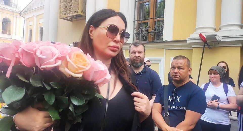 Актриса Бочкарева принесла огромный букет роз на прощание с Заворотнюк