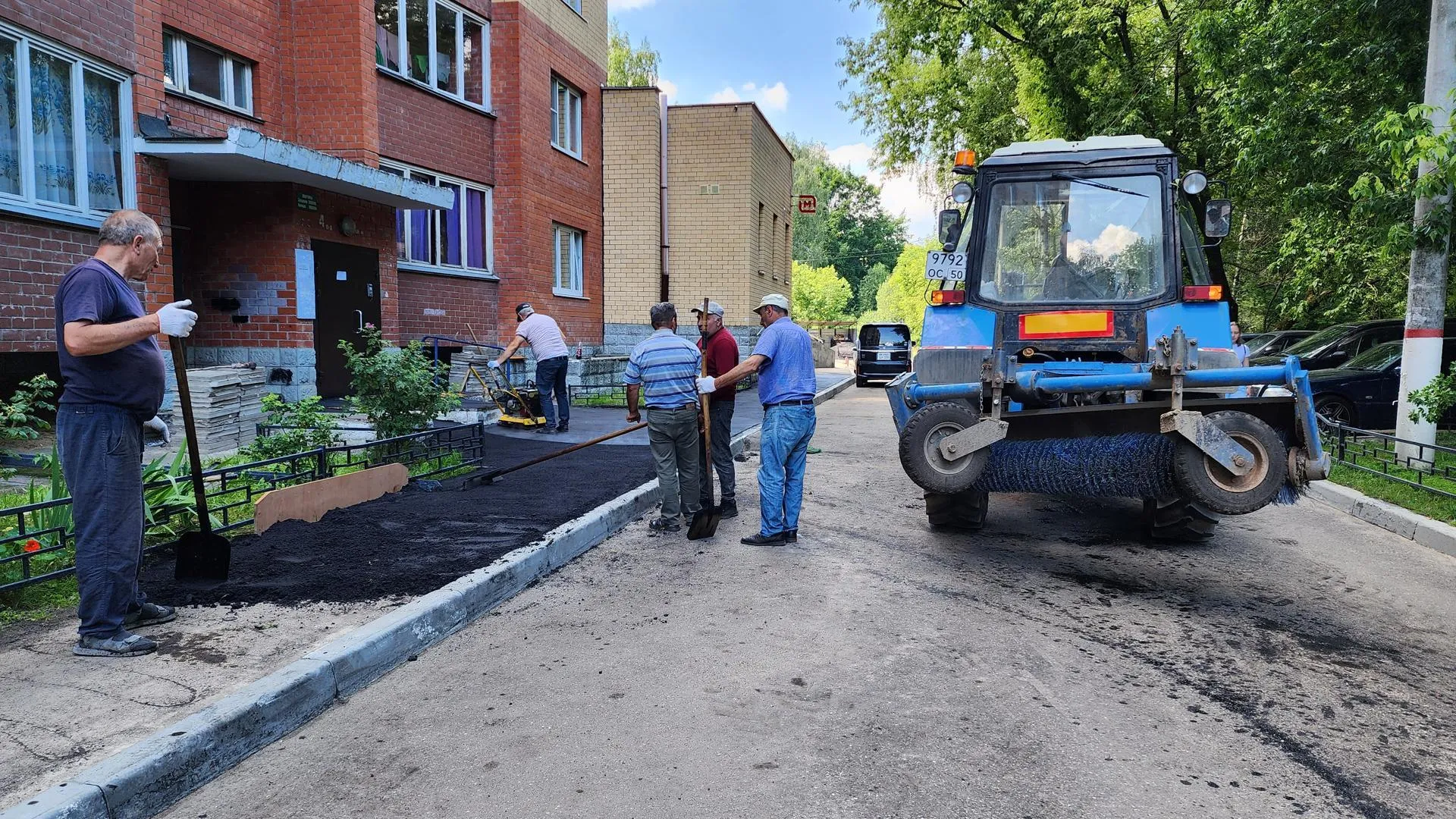 Около многоквартирного дома на улице Мичурина в Королеве отремонтировали  тротуар | РИАМО в Королёве