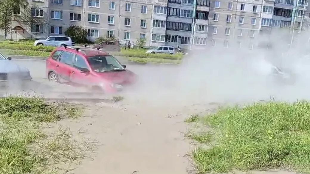 Автомобили тонут в кипятке из-за прорыва трубы в Петербурге