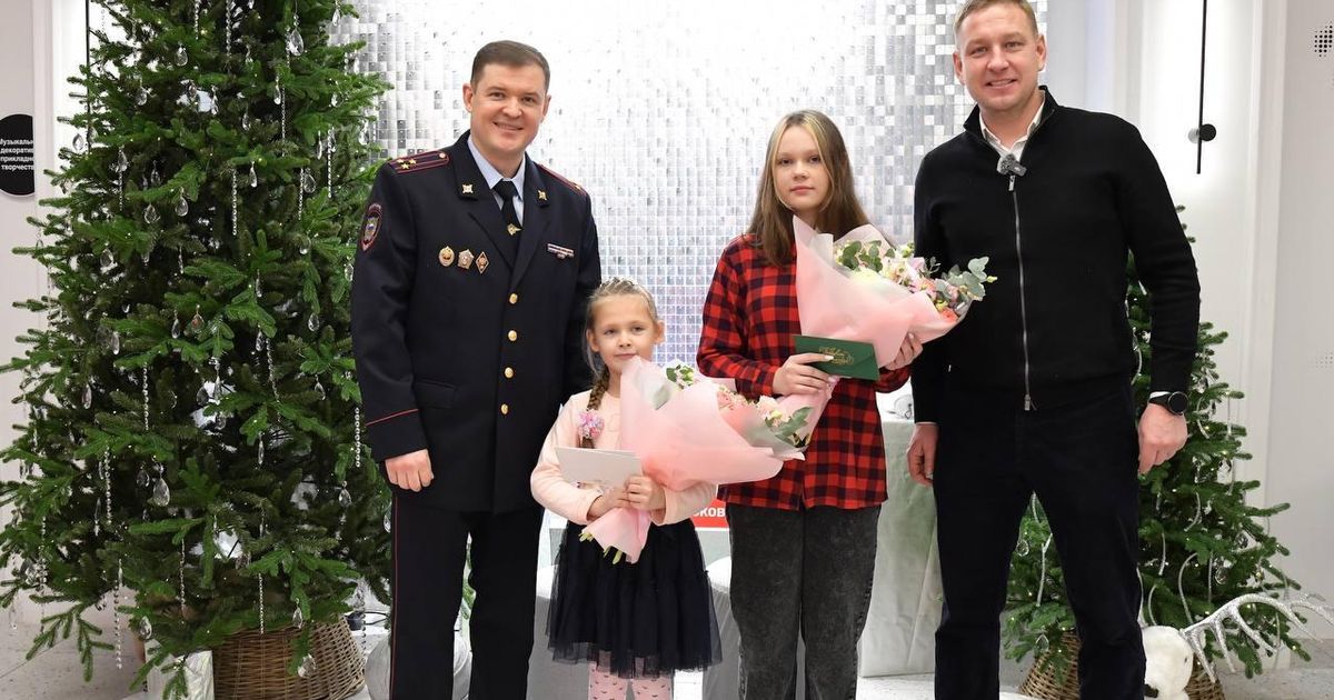 Несовершеннолетние девушки на пляже