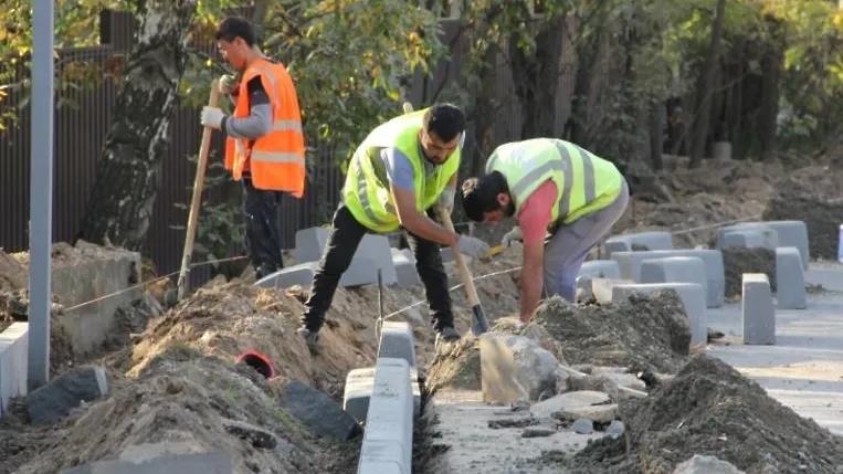 Тротуар начали строить у ЖК «Изумрудные холмы» в Красногорске