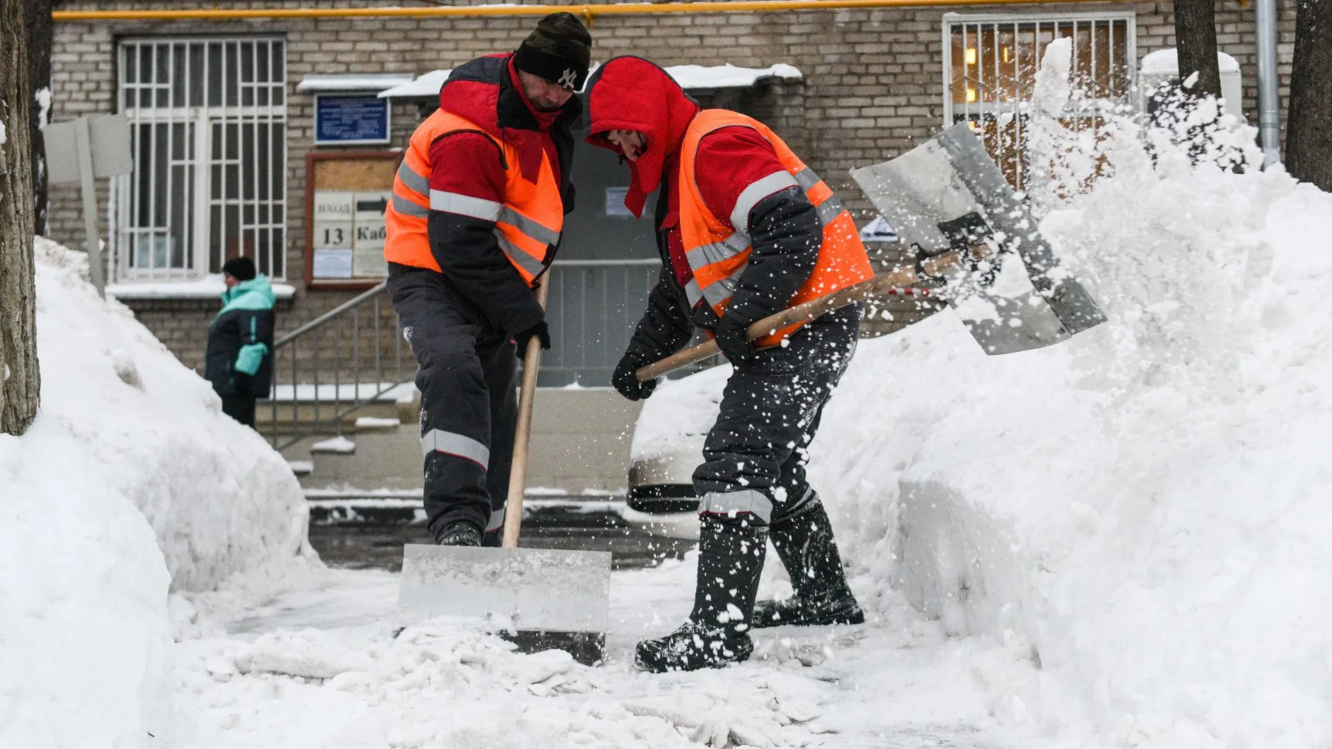 Городские службы Москвы работают в усиленном режиме из‑за снегопада