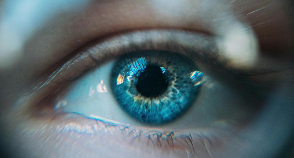 Врач: люди с голубыми и серыми глазами особенно подвержены риску меланомы