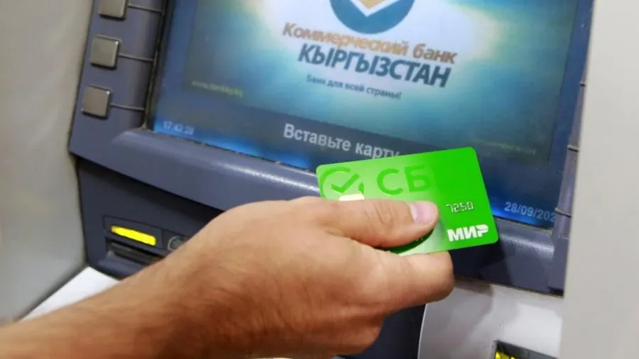 В Киргизии банки перестали принимать переводы из России