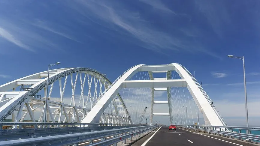 Проезд по автомобильному мосту, соединяющему берега Керченского пролива