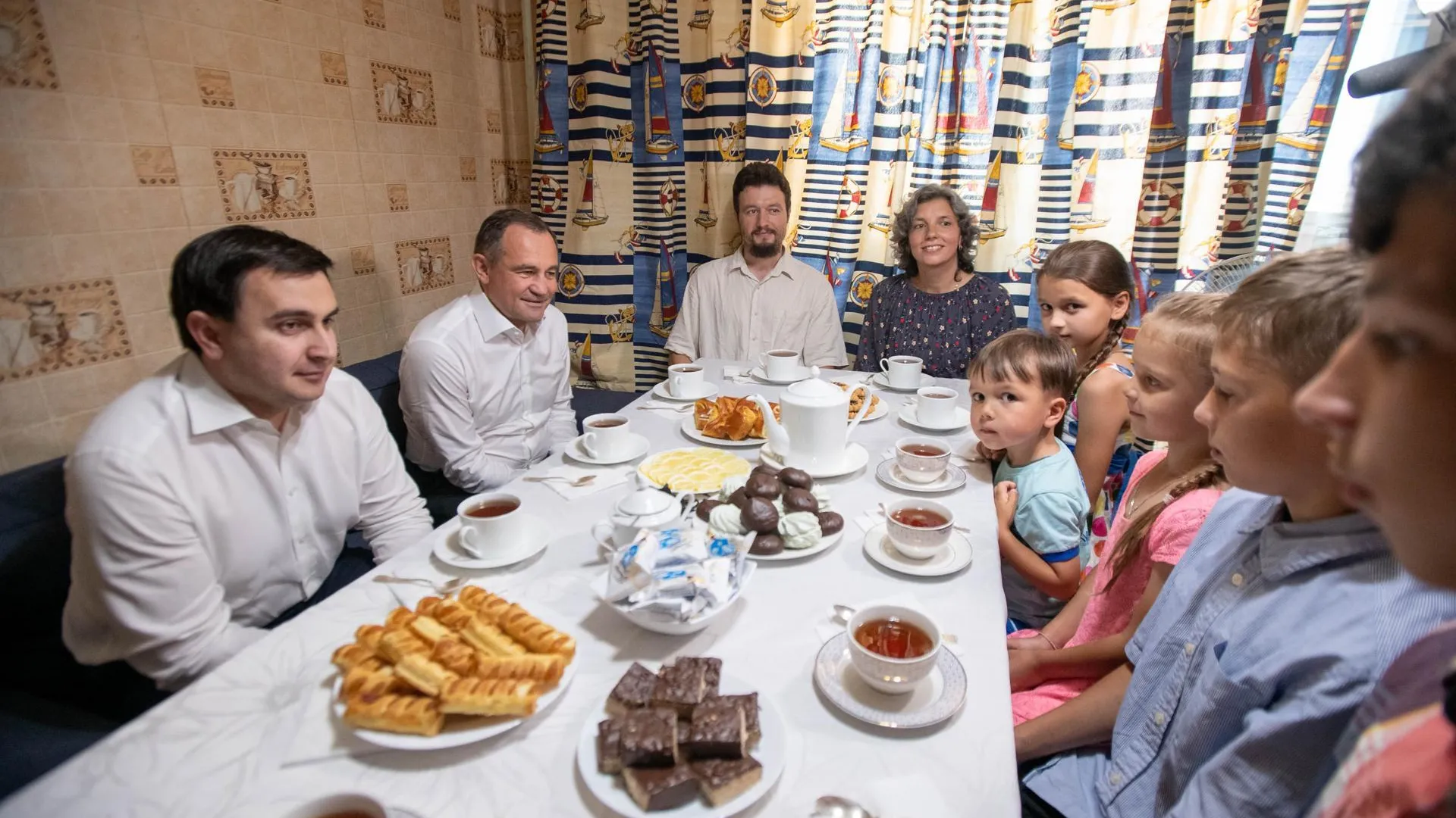 Председатель Мособлдумы Брынцалов встретился с многодетной семьей в Реутове