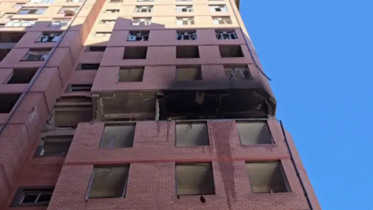 Более 1 тыс окон выбило в многоэтажках после взрыва в Махачкале