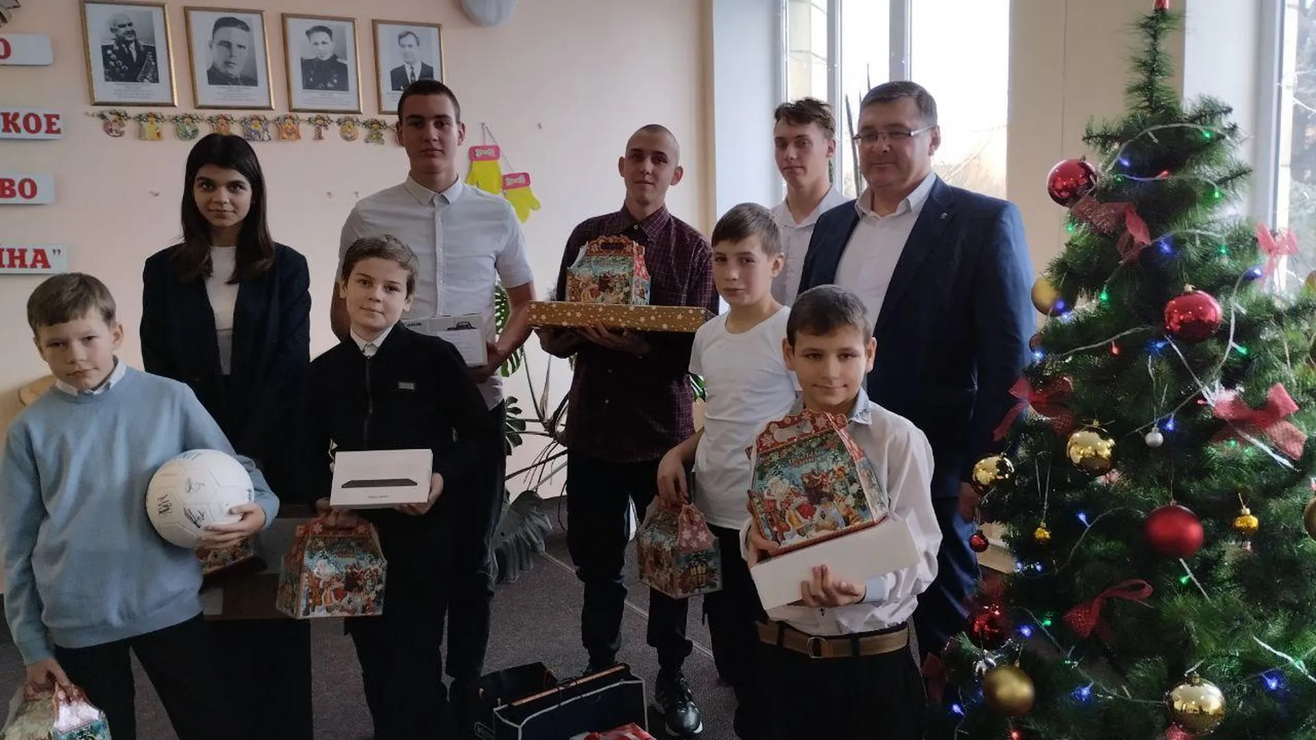 Дети из ДНР получили новогодние подарки от депутатов и глав округов Подмосковья