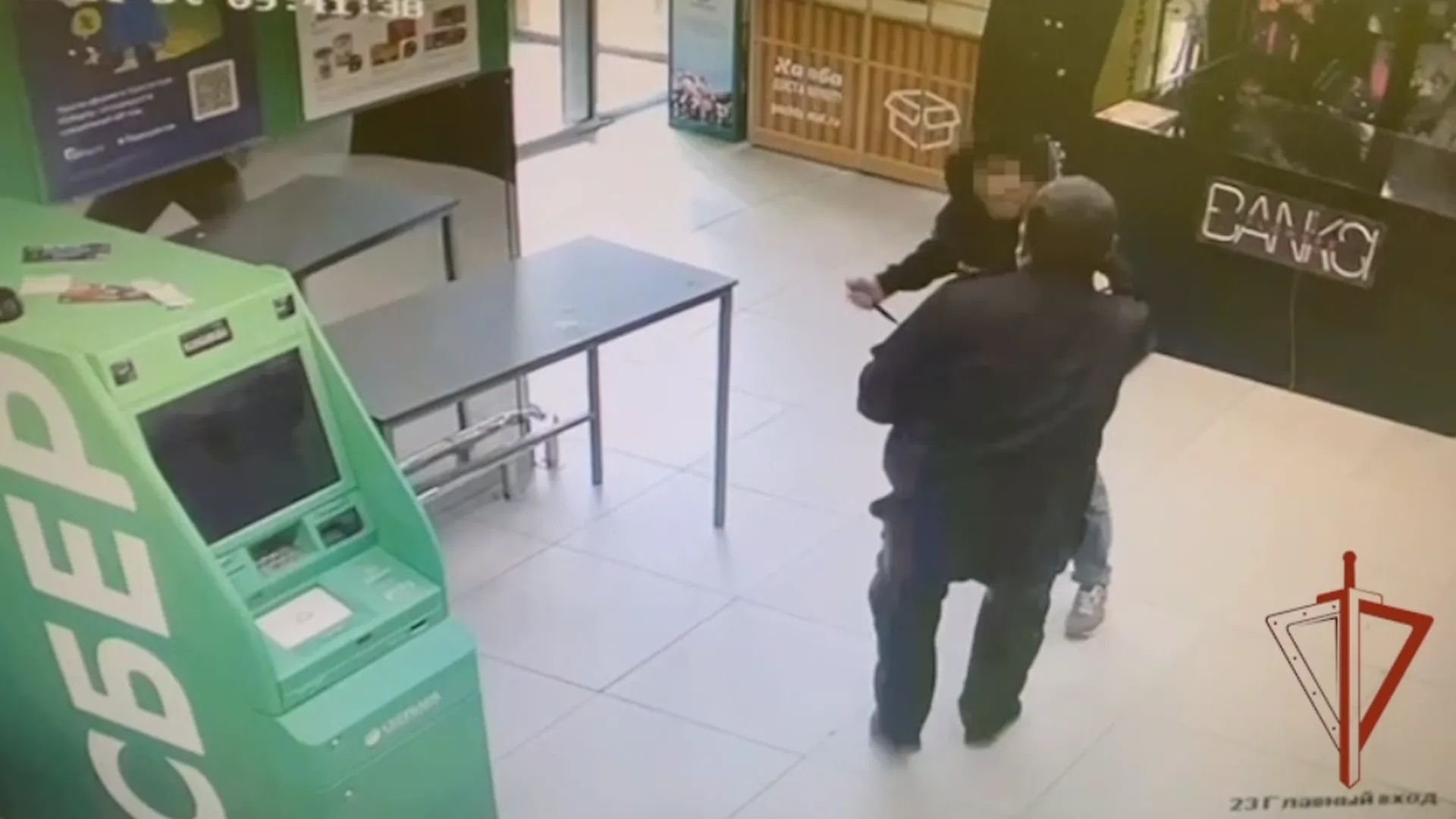 Появилось видео ножевого боя вора алкоголя с охранником в Москве