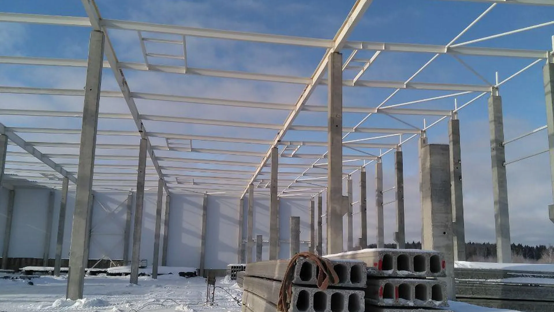 Первый склад на территории нового индустриального парка в Домодедове готов наполовину