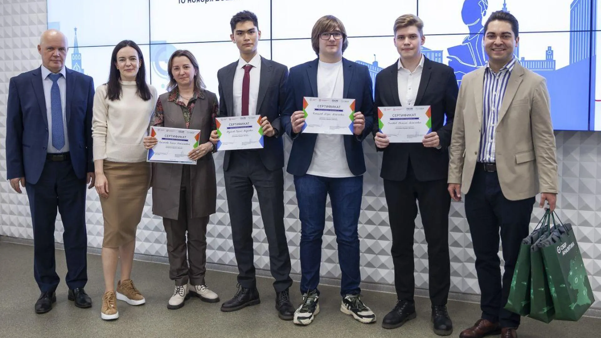 Победителей студенческого хакатона «Экономика будущего Москвы» наградили в столице