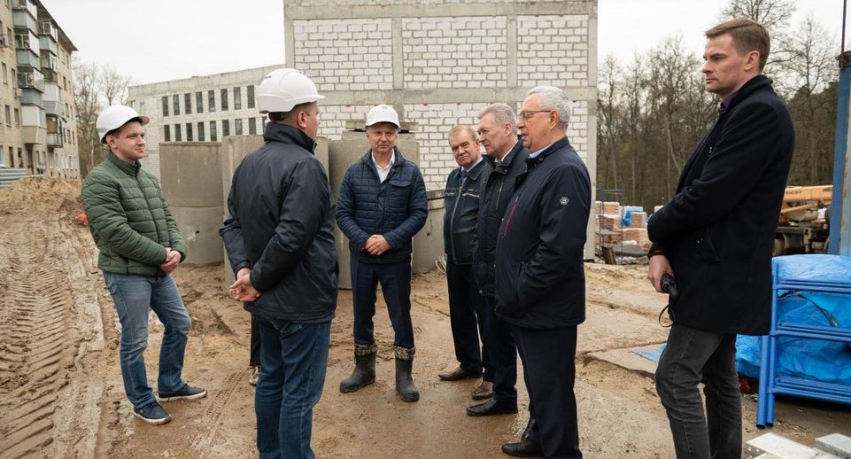 Строительство гимназии в Лыткарине проверил депутат Мособлдумы