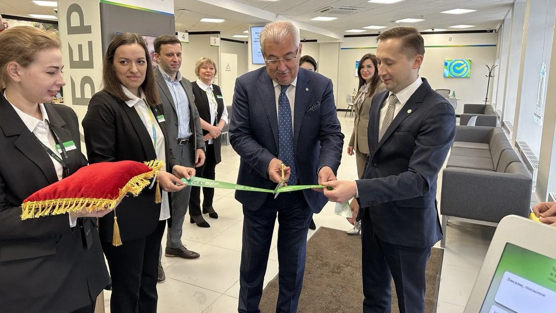 Первый офис Сбера нового поколения открылся в Сергиевом Посаде
