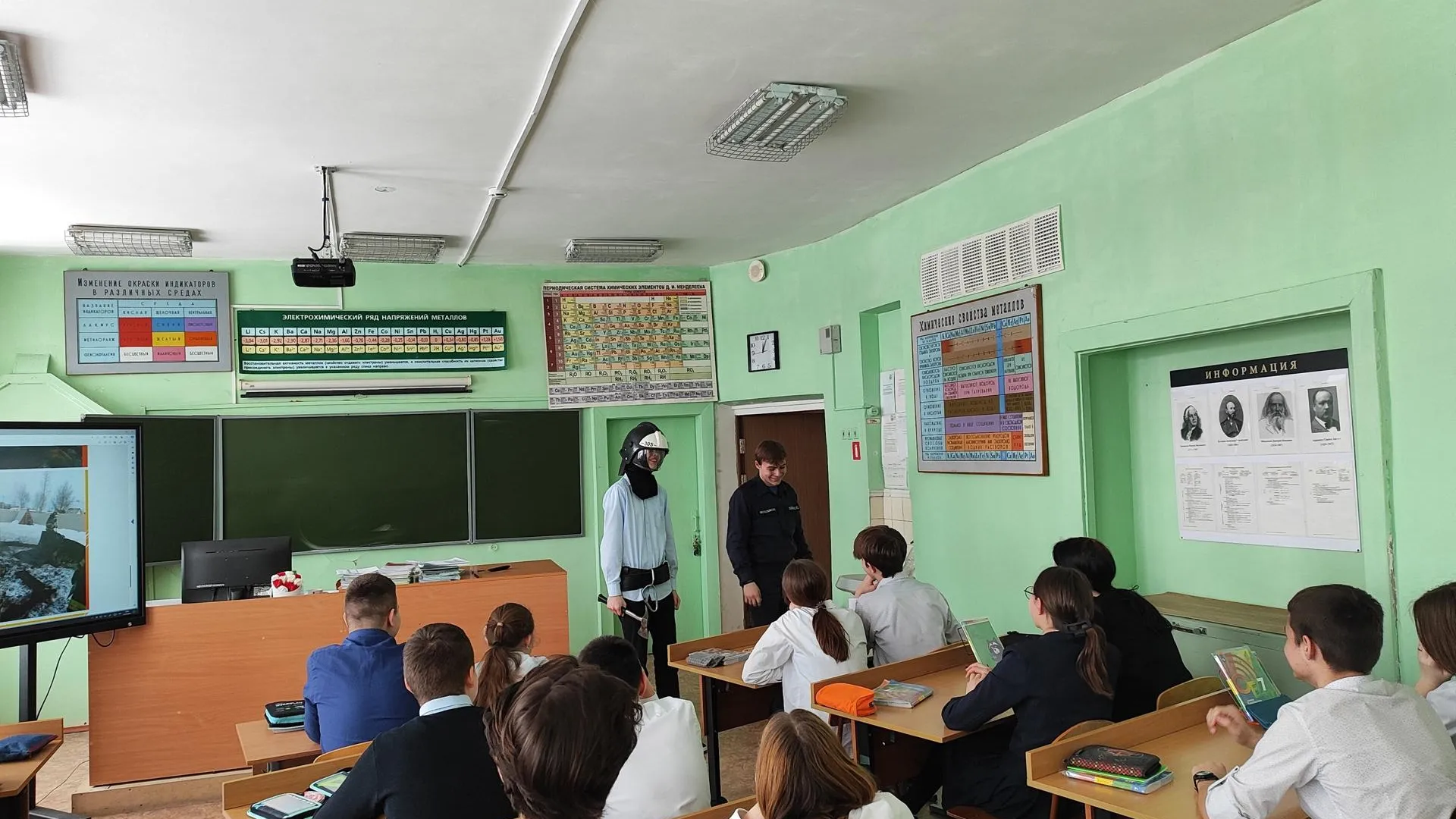 Школьники Сергиева Посада научились вязать пожарный узел на уроке безопасности