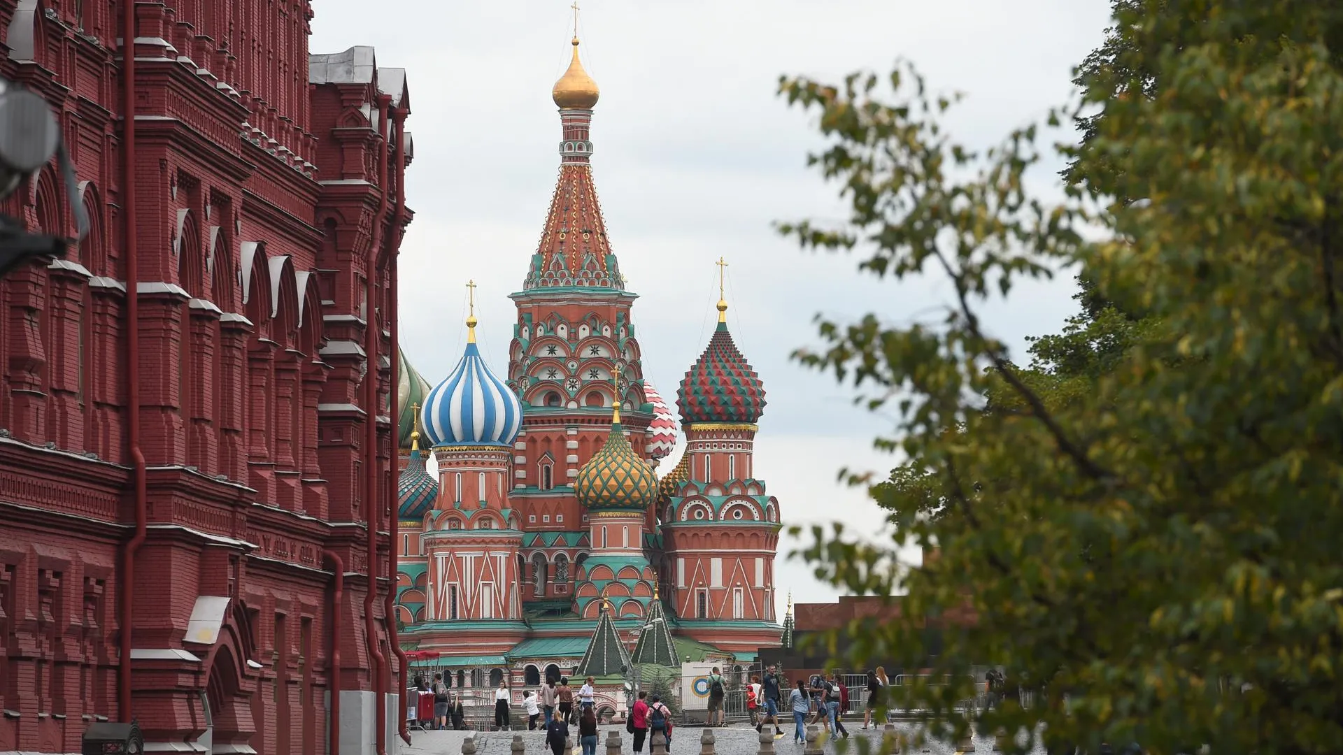 Выходные 2–4 июля в Москве: сад скульптур на Красной площади и музей, созданный нейросетью