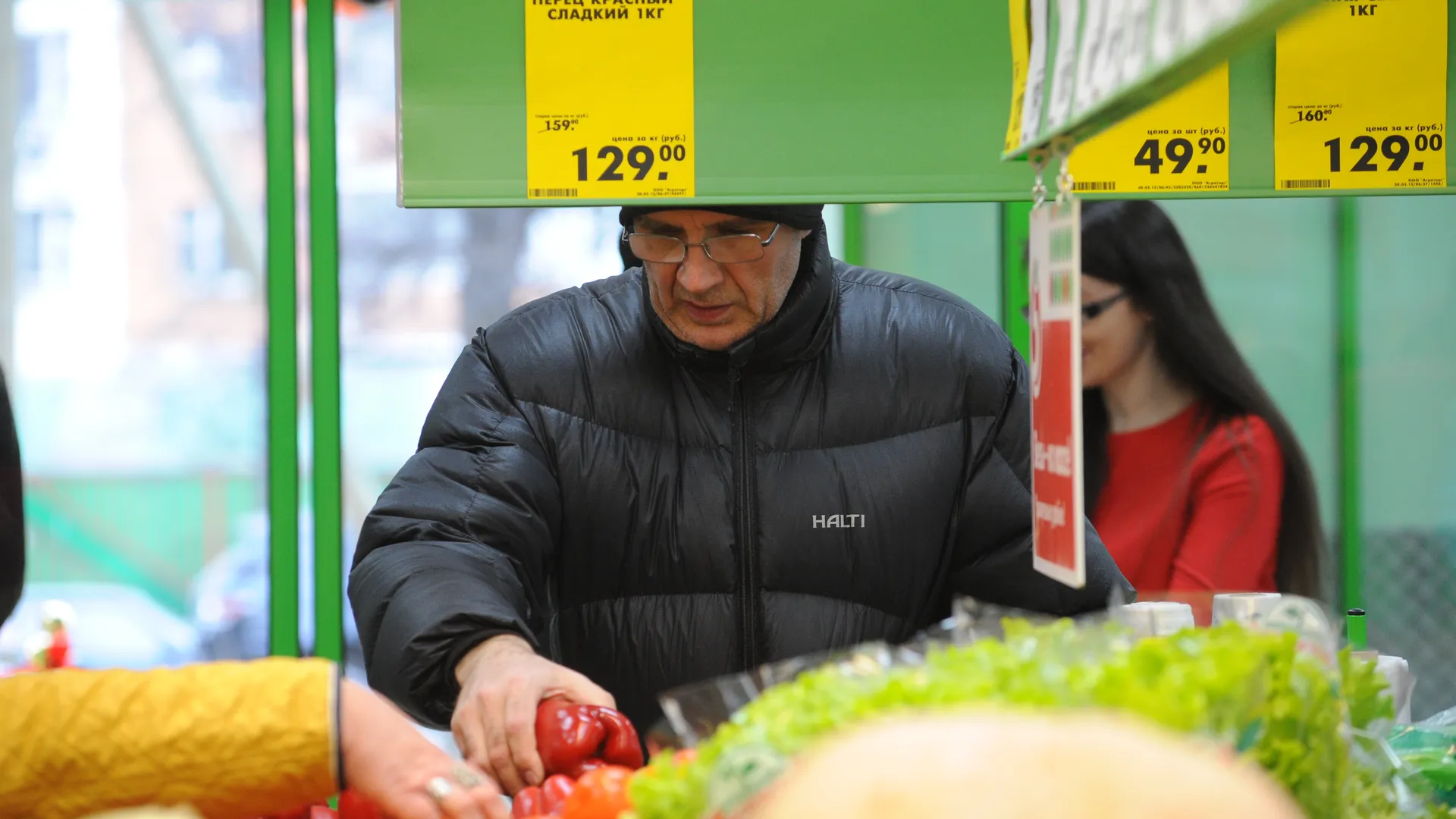 Москвич купил по скидке водку и лимонад, достав гранату в супермаркете
