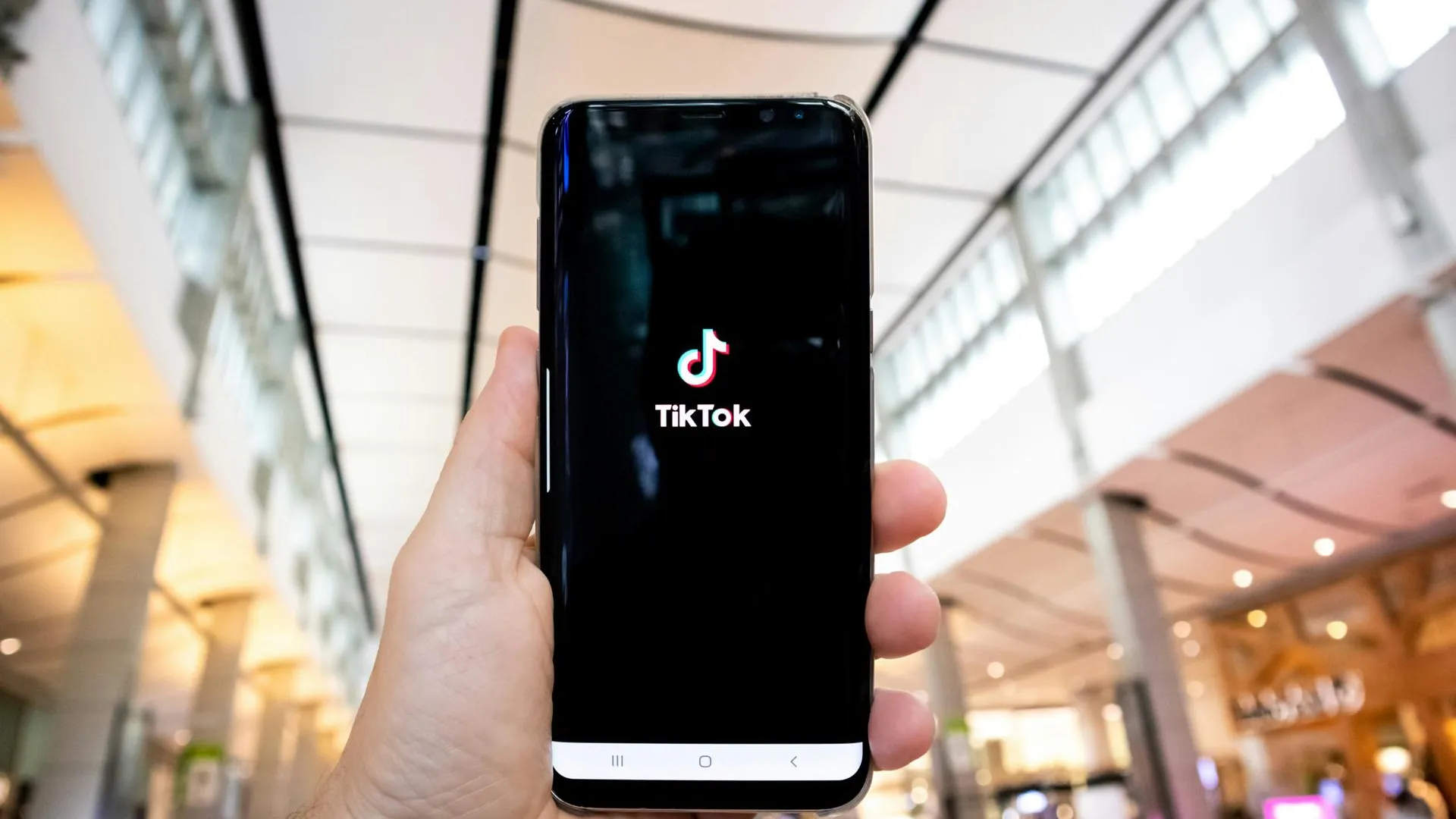 60 сотрудников TikTok отравились едой в столовой в главном офисе в Сингапуре