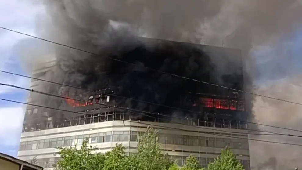 МЧС: плотное задымление осложняет работу в горящем здании во Фрязине