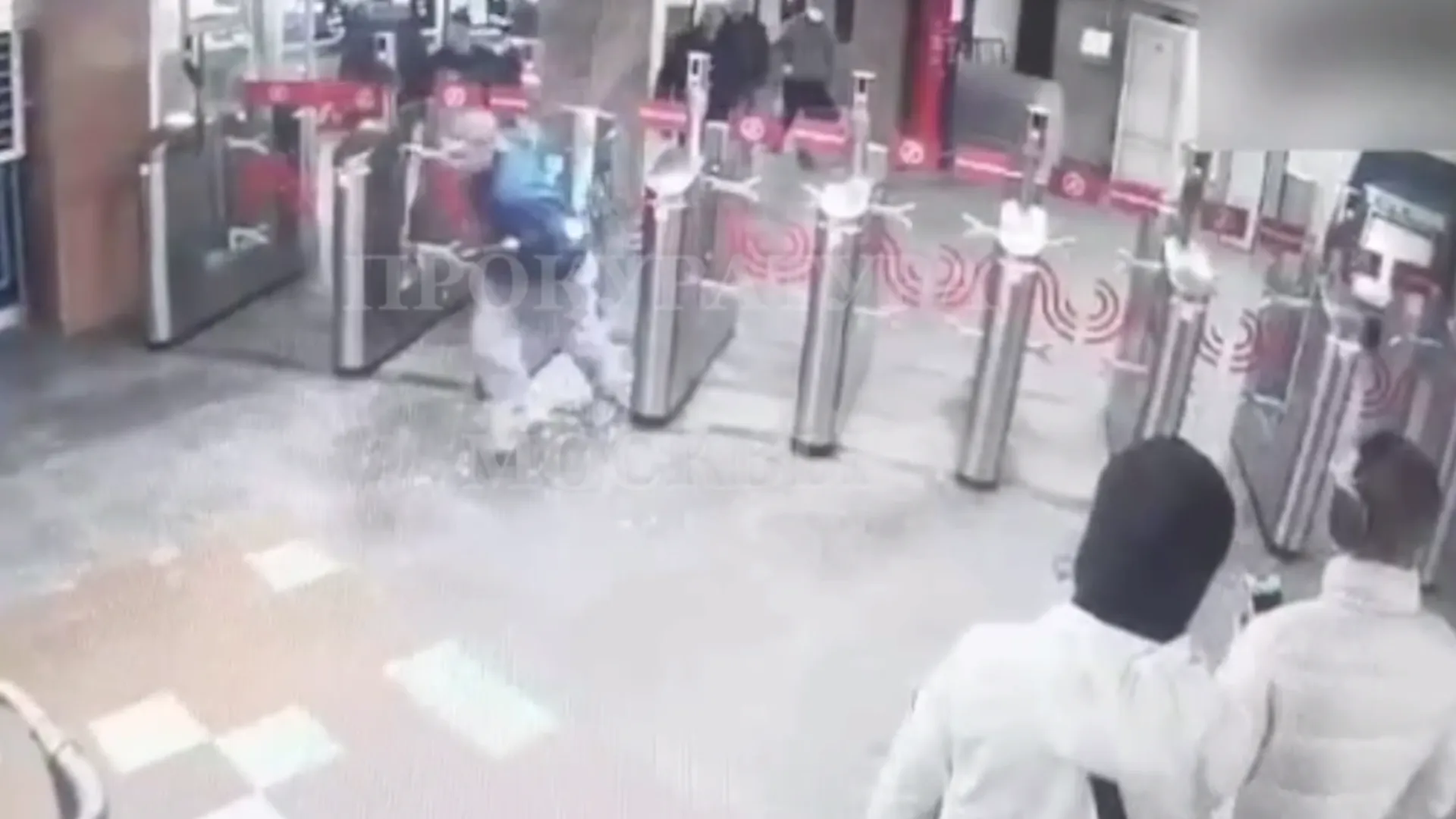 Молодой человек разбил створки турникета на станции метро «Калужская»