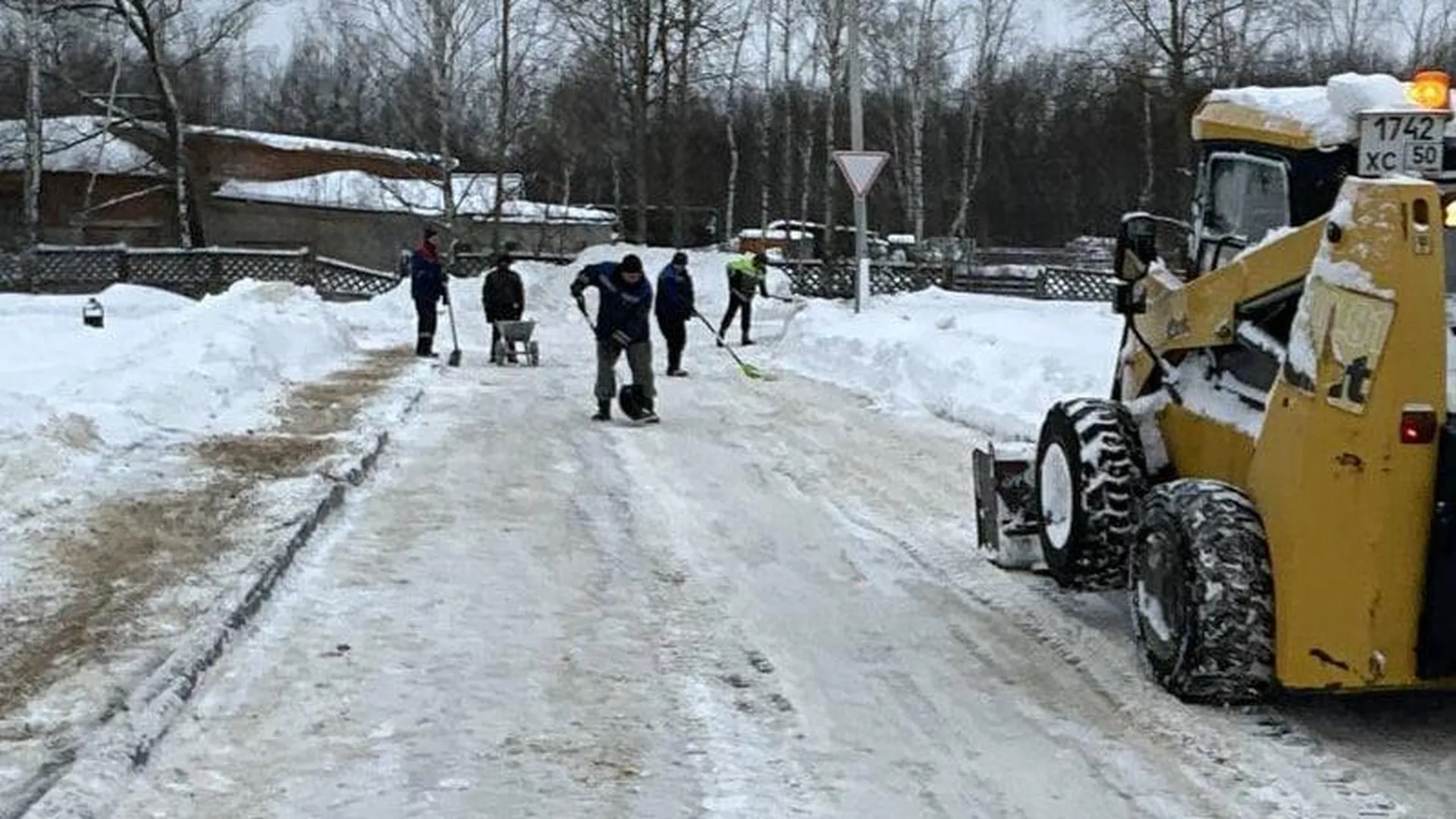 Организацию работ по вывозу снега со дворов обсудили в Одинцове