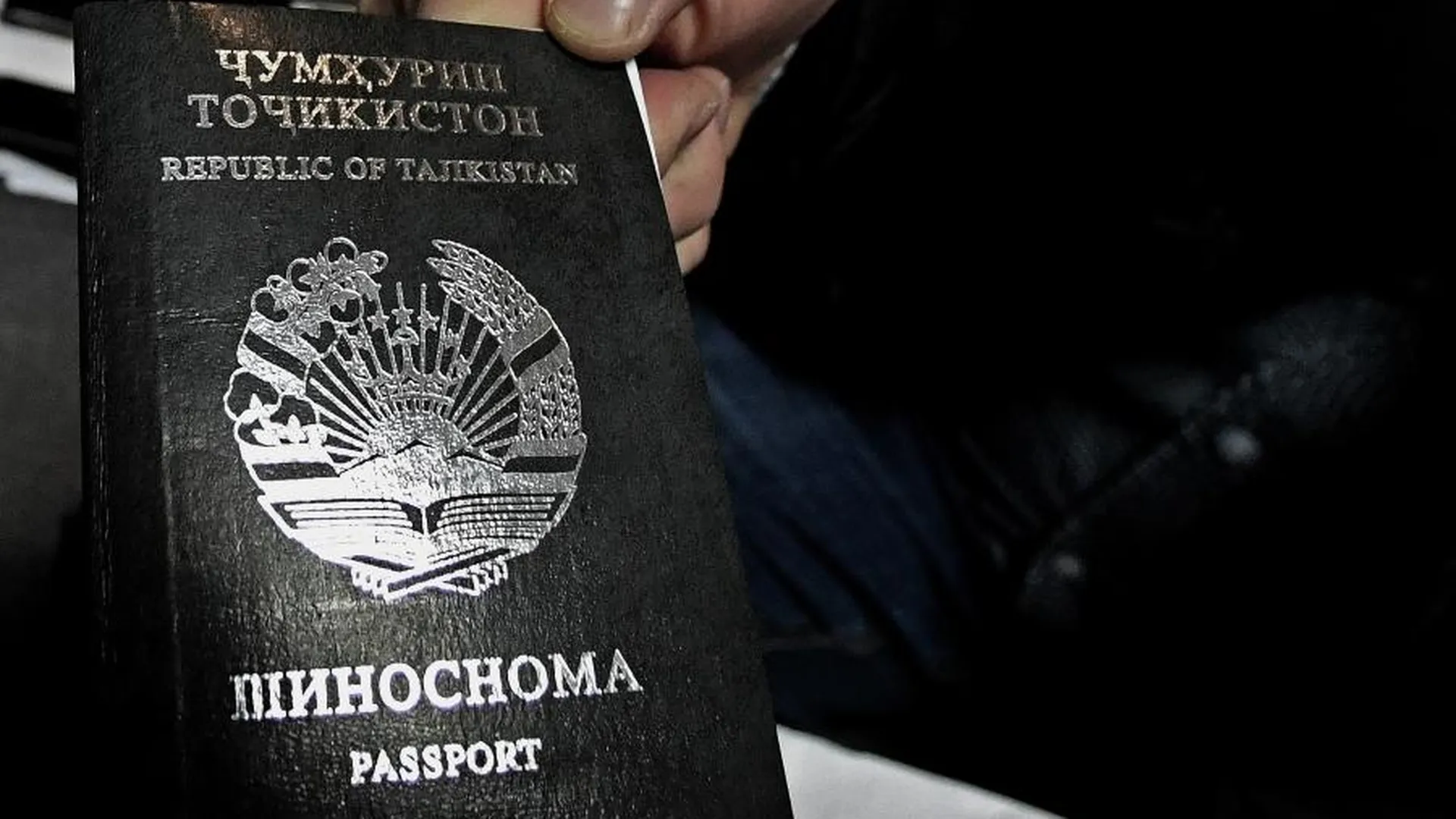 Таджикский певец из Канады призвал земляков выбросить паспорт РФ и вернуться на родину