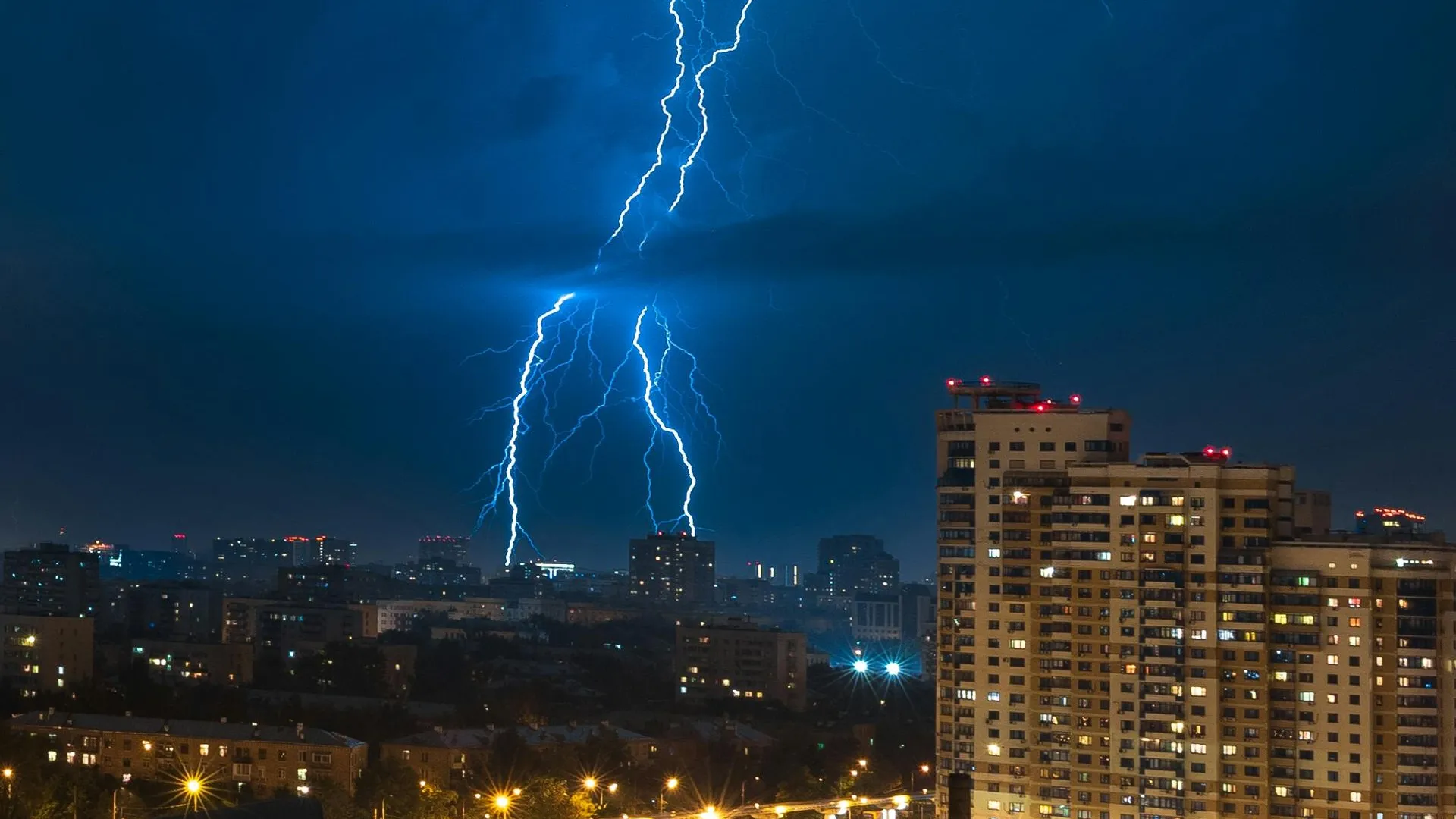 «Желтый» уровень опасности погоды объявили в Московском регионе из-за грозы